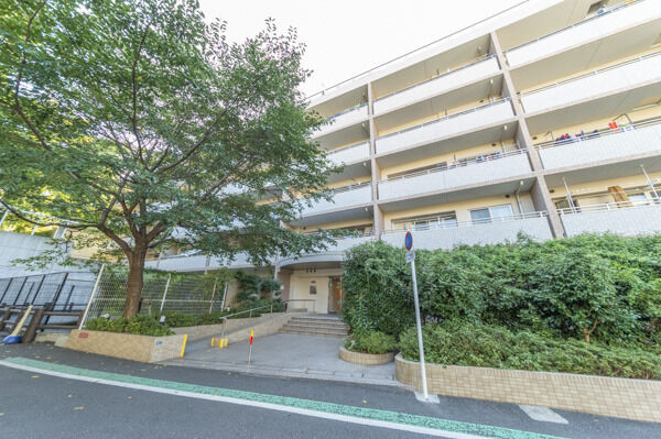 【リステージ響の森横濱鶴見】敷地内にも木々の緑が豊かに季節を彩ります。 【リステージ響の森横濱鶴見】敷地内にも木々の緑が豊かに季節を彩ります。