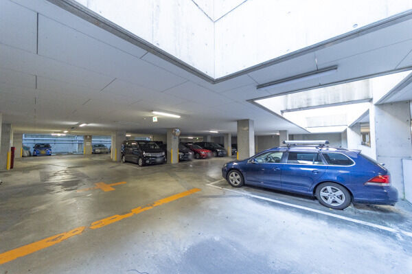 敷地内駐車場は専用使用権付き(無償)です。