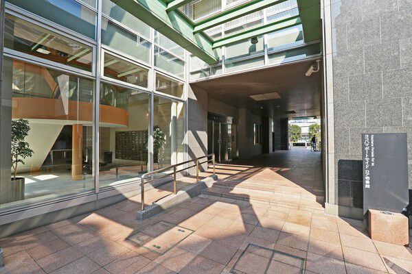 開放感ある大きな窓がアートスペースを思わせるエントランスまわり。		