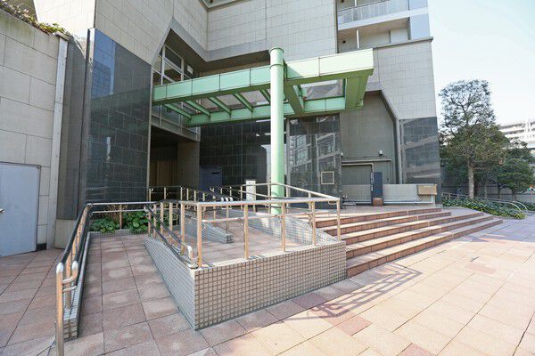 ゆるやかなスロープも配したエントランス東側。		