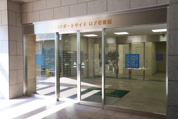 雨の日も安心な屋根付きのエントランス。		