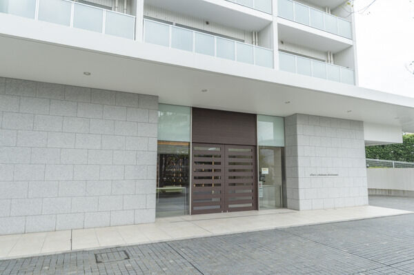 住まう人・訪れる人を優しく迎えるエントランス。