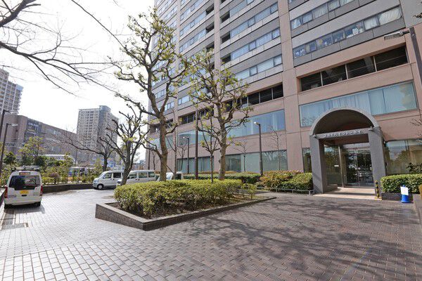 大きな窓とアースカラーを基調とした基礎部が重厚感を醸し出す。		