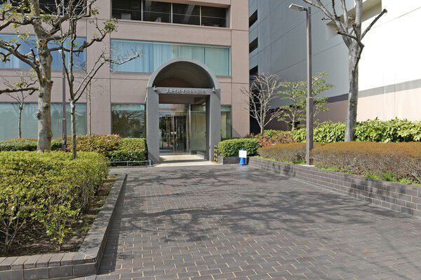 緑鮮やかな植栽が、暮らしに潤いを与えるアプローチ。		