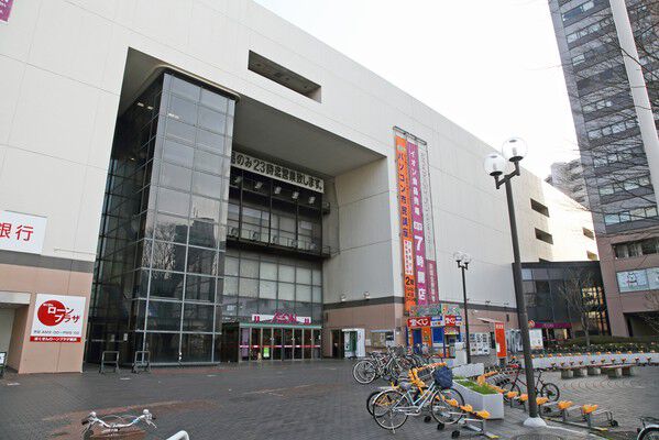 多彩な専門店街に心躍る「イオン東神奈川店」まで約10m（徒歩1分）。		