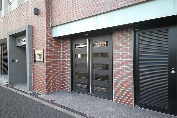 重厚感のあるエントランス。