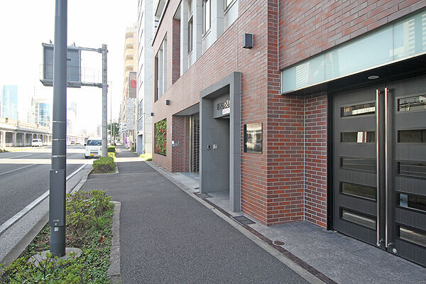 2階には事務所が入っていて、入口が別にあります。