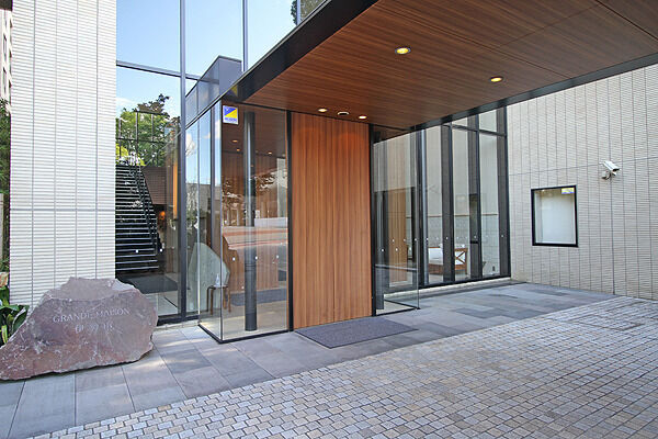 ホテルライクなエントランスと、その奥に広がるエントランスホール。