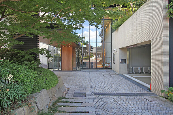 高級感あふれる車寄せと、屋内駐車場の出入口。