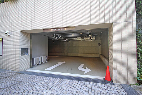 屋内駐車場は全99戸に対し、平面式と機械式あわせて110台分を確保。