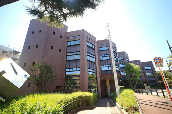 中央図書館より約650m(徒歩9分)