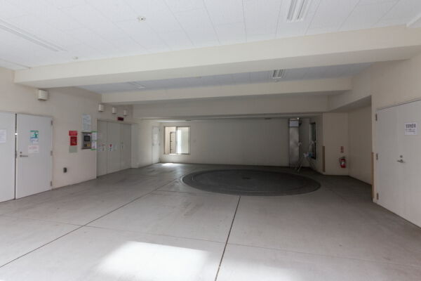 ターンテーブル式の屋内型駐車場。
