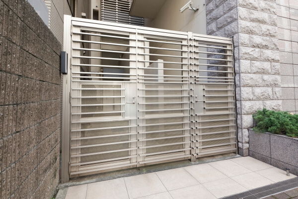 サブゲートもしっかりとした防犯体制。