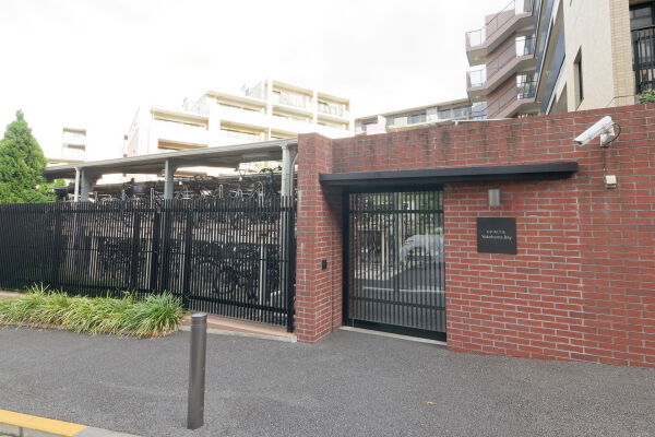 駐輪場に通じる居住者専用のエントランス。