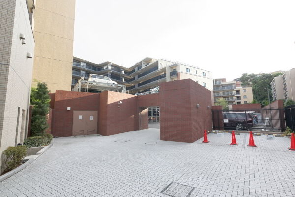 お住まいの方の車両のみが通過できる防犯性に優れたシャッターゲート。