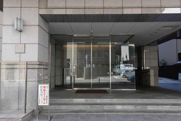 大きなルーフと天然石が豊かな表情を演出する。		