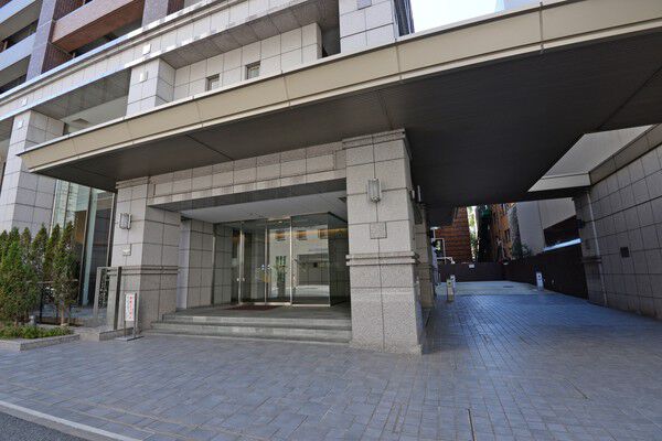 暖色系の御影石とランダムに配列された石英岩が豪奢な雰囲気を醸し出すアプローチ。		