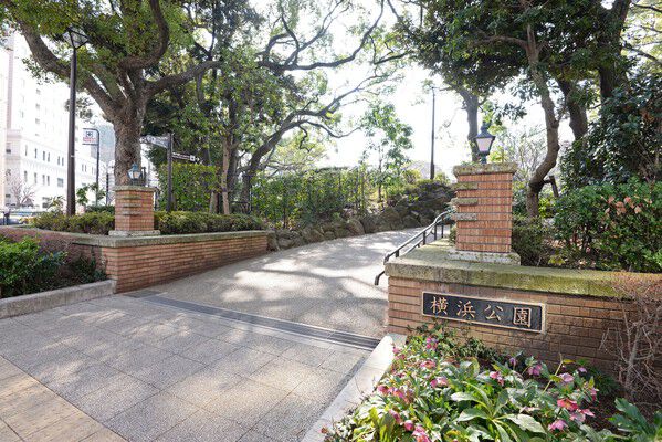 春には数十種のチューリップが咲き乱れる「横浜公園」。		