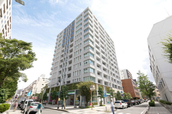 【ザ・ライオンズ横濱山下町】横浜の古き良き面影を伝える、重厚な自然石や棟瓦調タイルが活かされています。