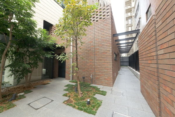 JR根岸線「石川町」駅徒歩5分。