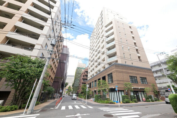 【パークホームズ横濱山下公園】周辺の環境と調和した落ち着いたた佇まい。