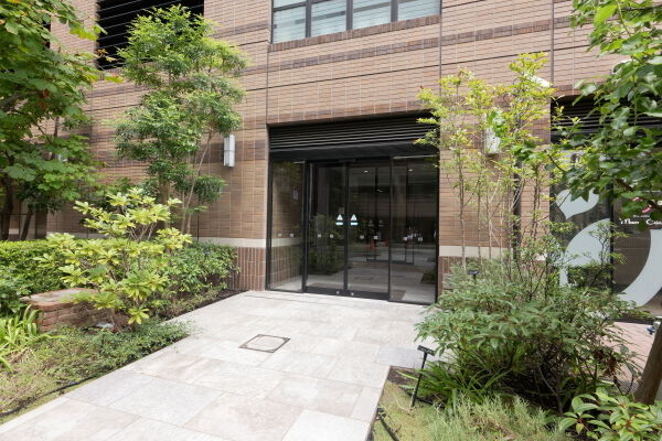 植栽豊かなメインエントランス。