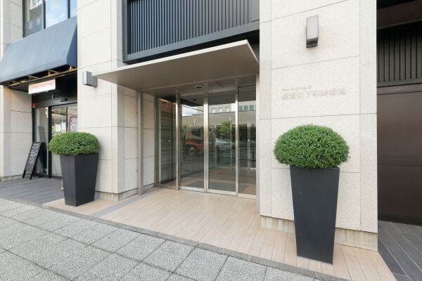 上品で格式の高さを感じさせるオートロック付エントランス。