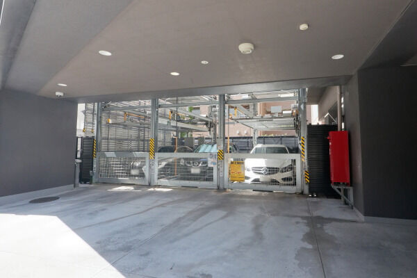 敷地内機械式駐車場。