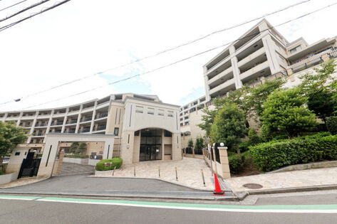 山手の丘上に佇む、周辺と調和したタイル貼りの外観。