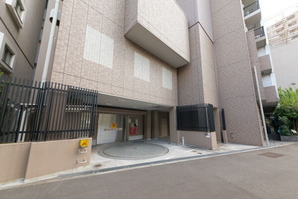 50台収容可能な機械式屋内駐車場の出入口は、新横浜通りすぐそば。