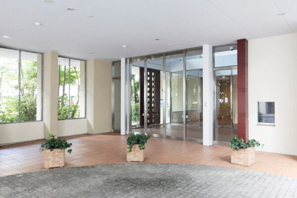 住まう人々を格調高い端正な表情で迎えるメインエントランス。