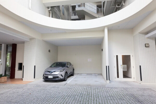 雨の日もスマートに家族を送迎できる車寄せ。