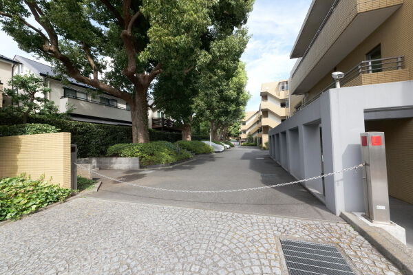 広々としたスペースが確保され、スムーズな入出庫が可能な敷地内駐車場。