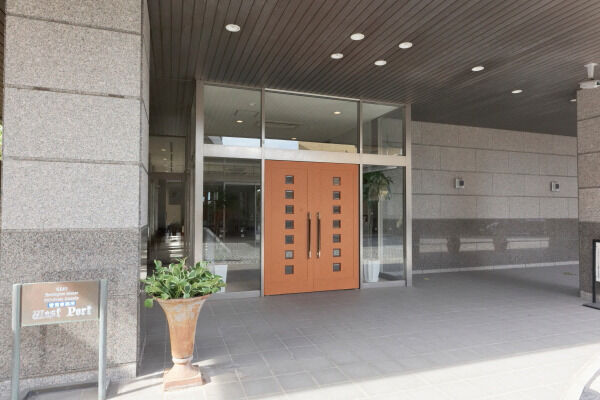 ウエストポートのエントランス。