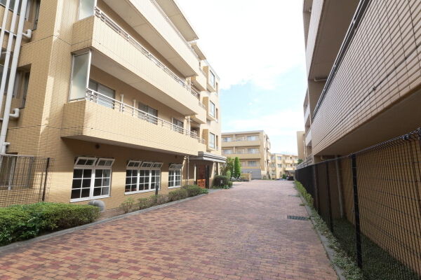 レンガ敷きの美しい共用通路部分。