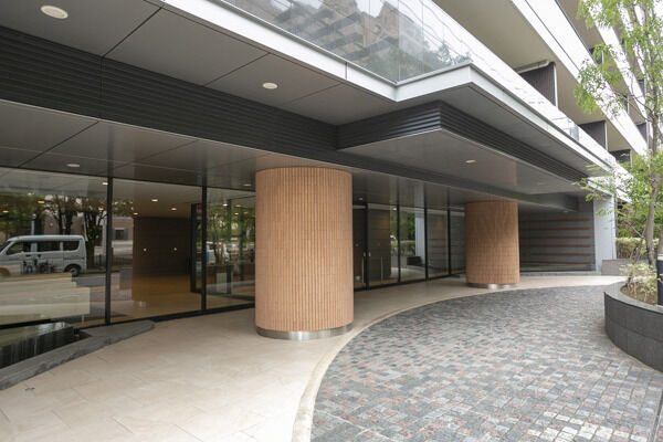 瀟洒な佇まいとともに威厳あるエントランスは、アリュール横濱星川の象徴です。