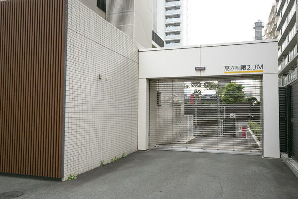 十分なスペースが確保された敷地内駐車場