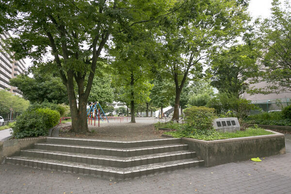 川辺公園より約60m(徒歩1分)