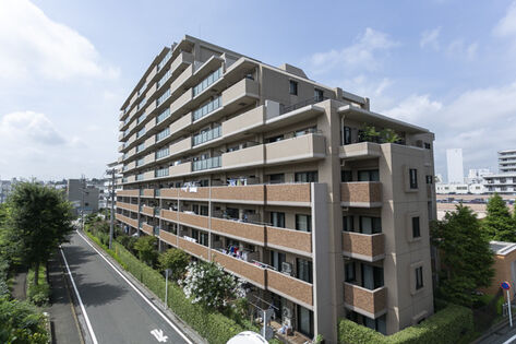 2路線2駅利用可能。緑豊かな「西久保町公園」に隣接。