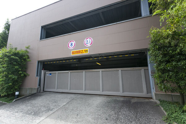 使用料無料に加え、RV車にも対応している敷地内平置き駐車場。 使用料無料に加え、RV車にも対応している敷地内平置き駐車場。