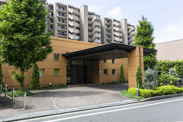 ホテルライクな車寄せが魅力的なアプローチ。 ホテルライクな車寄せが魅力的なアプローチ。