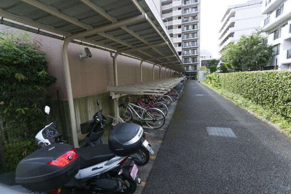 見通しのよい、広々とした駐輪場。 見通しのよい、広々とした駐輪場。