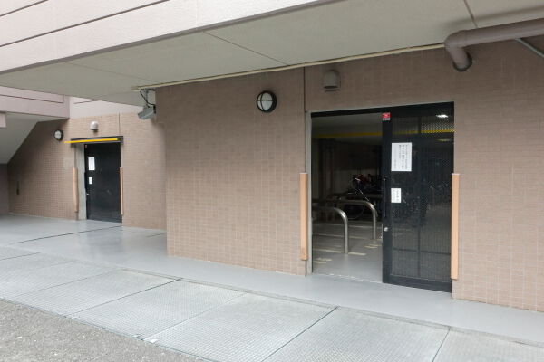 風や雨から守る建物内のサイクルポート。