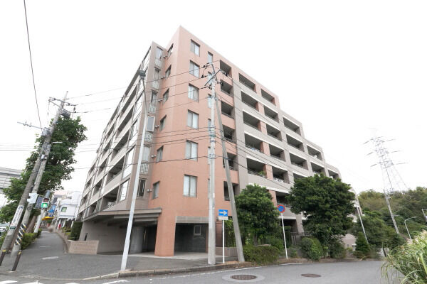 【グランヒルズ港南台】各住戸に吹抜けを配し、ハイサッシまたはアウターリビングで通風・採光に配慮。