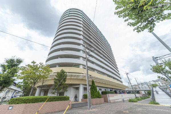 【京急シティ上永谷Ｌウイング】3トーンの磁器質タイルで豊かな表情を演出します。