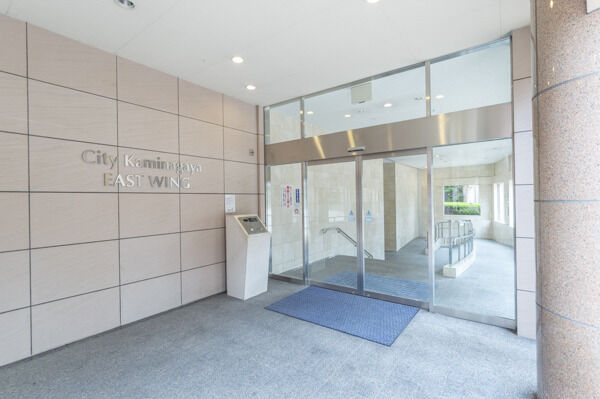 住まう人々を心地よく迎えてくれる、気品溢れるエントランス。