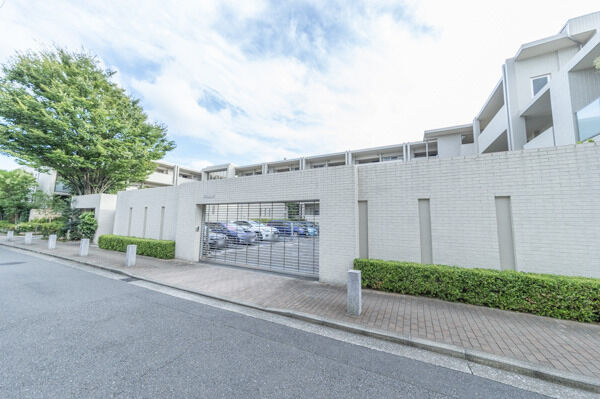 駐車場出入口には、シャッターゲートを設けセキュリティーも安心です。