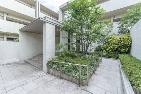 スロープも設けたエントランスへと続くアプローチはベビーカーなども安心です。