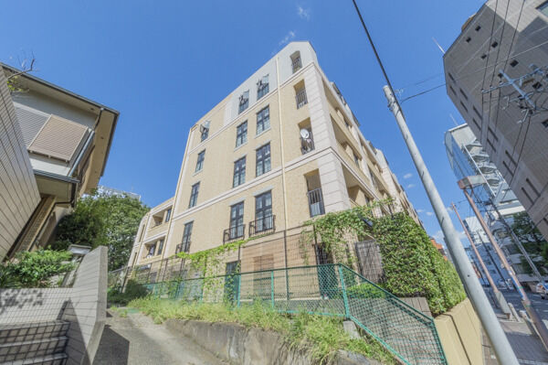 【グランシティ横浜西口】2004年2月築、RC造5階建て、総戸数44戸のコンパクトなマンション。