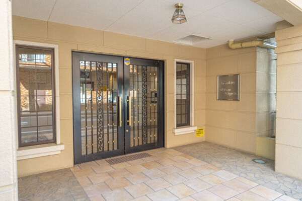 シックなエントランスドアが重厚感ある雰囲気を醸成します。